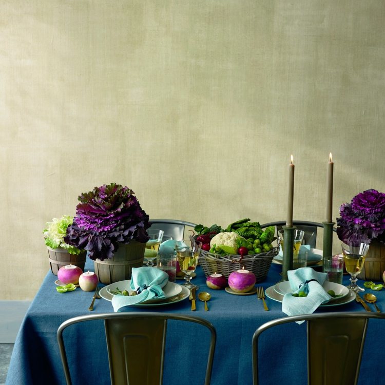 höstbordsdekorationer lila färg blå kålservetter ljusblå
