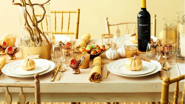höstbord dekoration guld accent pumpa grenar vin bestick
