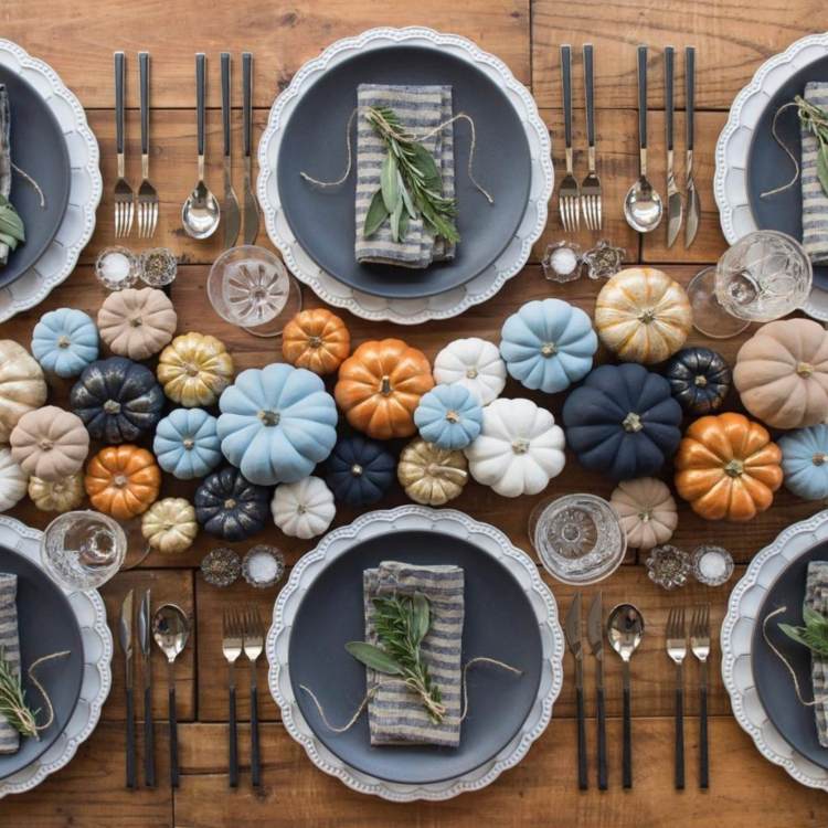 Höstens bordsdekoration i ett naturligt utseende, färgar de dekorativa pumporna blått och vitt