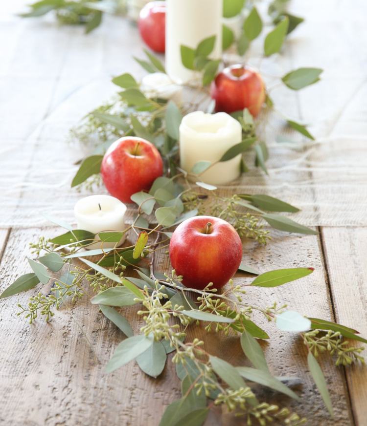 Höstbordsdekoration natur äpple vita ljus lager
