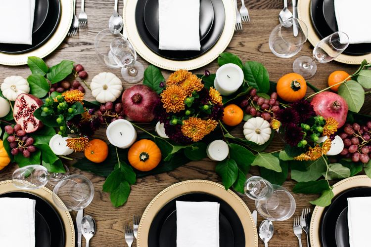 Höstens bordsdekoration i naturligt utseende Prydnadspumpor, vita granatäppleljus