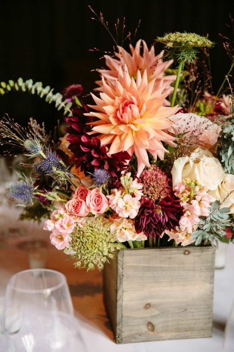 höstbordsdekoration med blommor rustika vas ängsblommor
