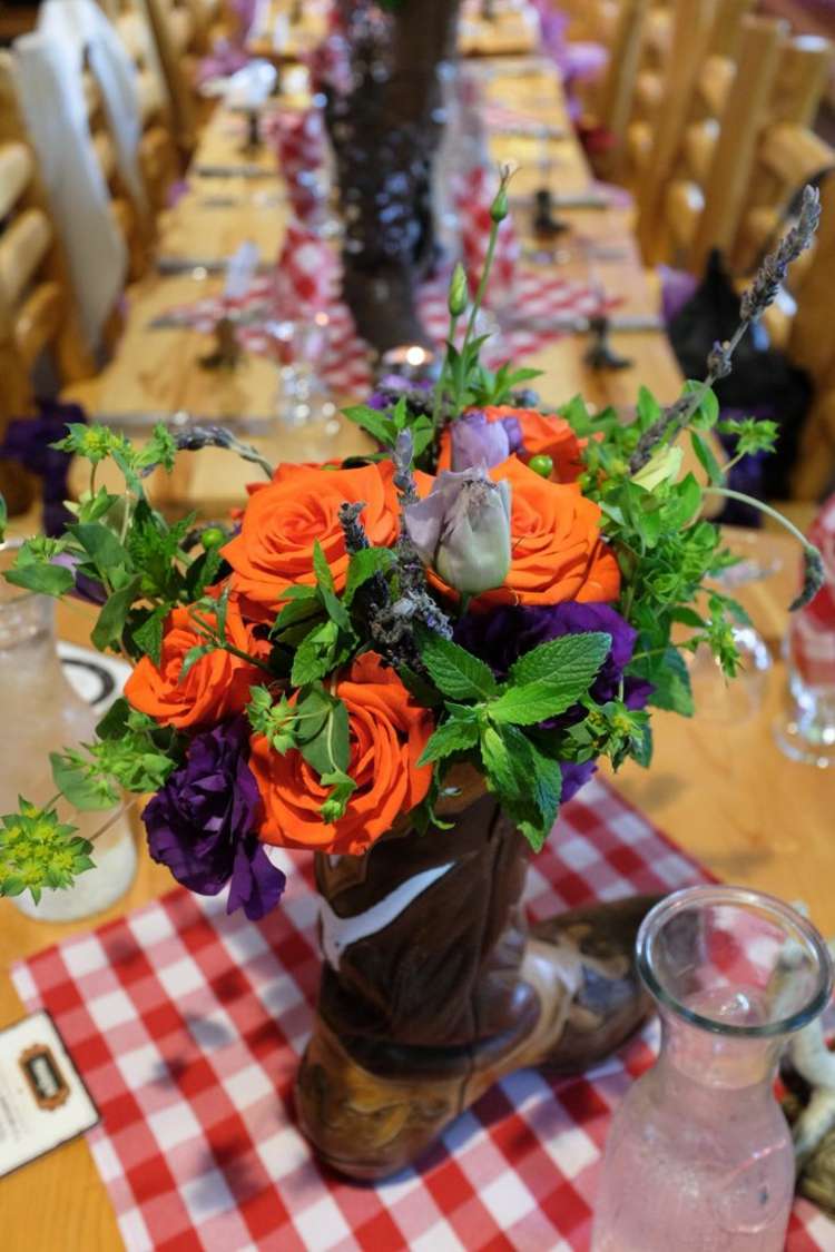 höst bordsdekoration med blommor lila orange rosor rutiga bordsduk stövlar vas cowboy