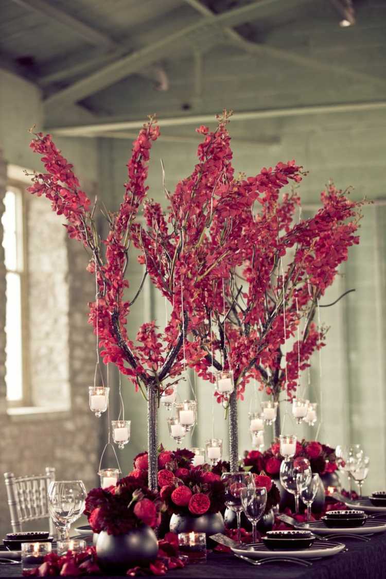 höst bordsdekoration blommor eleganta färger lila bordsduk hängande lyktor