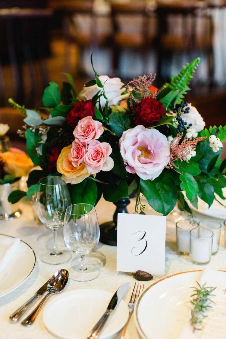 höstbordsdekoration med blommor bukett rosor bord nummer