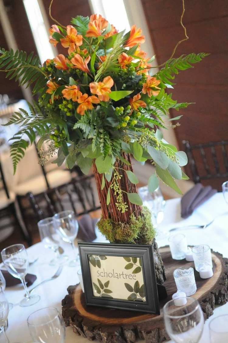höstbordsdekoration med blommor apelsinblommor träskiva rustik idé