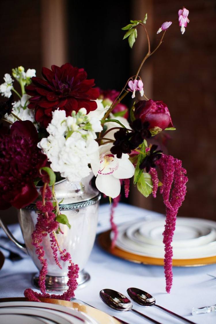 höstbordsdekoration med blommor elegant burghunderfärgstrauss