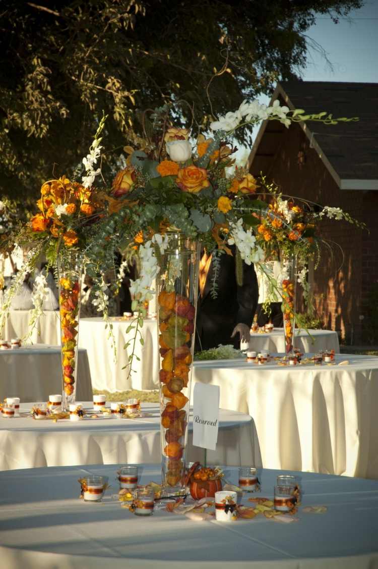 höst bord dekoration blommor hög vas glas gula blommar frukter