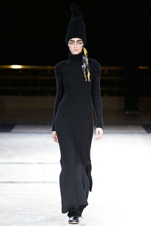 yohji-yamamoto-lång-klänning-halsduk-huvud
