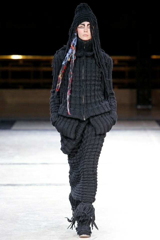 yohji-yamamoto-lång kjol-med-krusiduller-stickad-i-grå