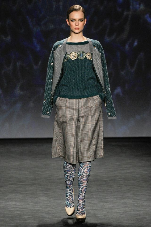 Vivienne-tam-mönstrade-tights-pläd-kjol-blus-med-mönster-versed