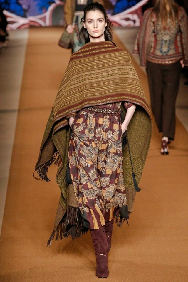 etro-ponchoklänning-med-blommönster