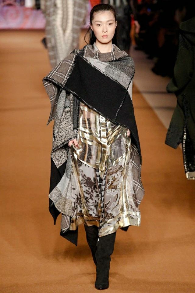etro-klänning-med-många-mönster-och-figurer-poncho