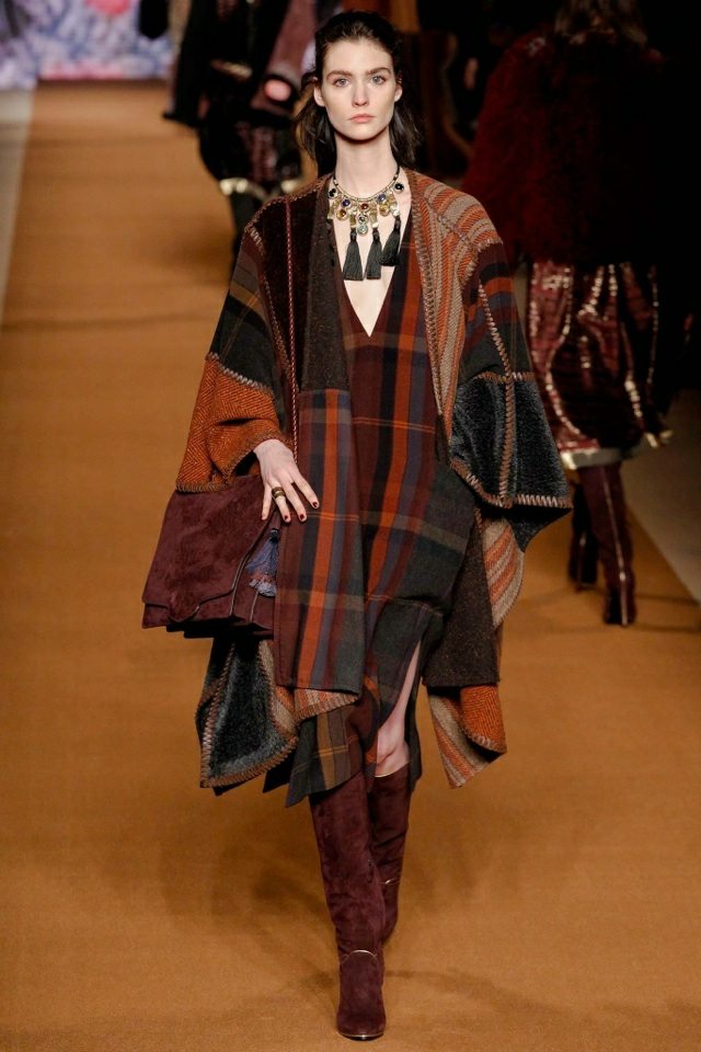 etro-rutiga-tyger-randiga-halsband-med-krusiduller