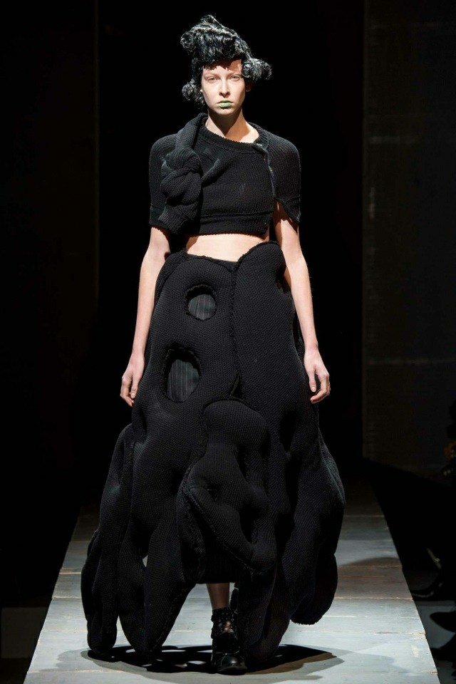comme-des-garcons-black-outfit-futuristiska-linjer-magfri