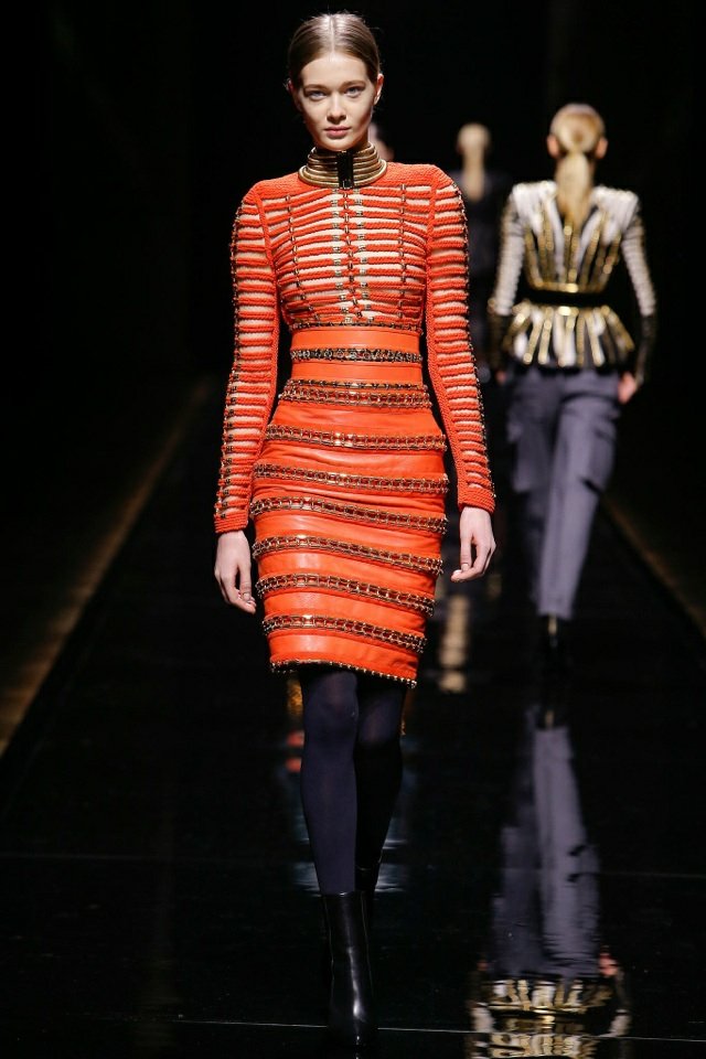 balmain-röd-klänning-randig-leggings