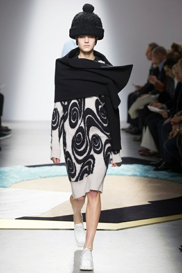acne-studios-svart-vit-med-krage