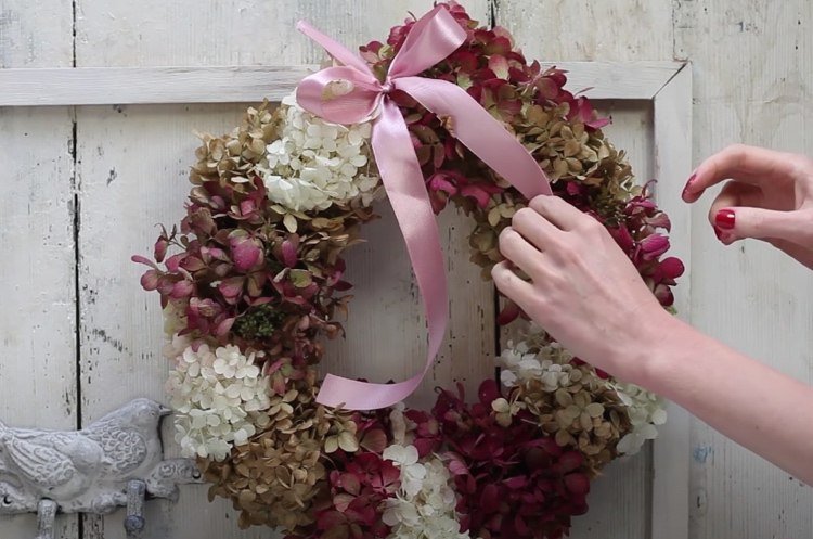Höstkrans gjord av hortensior i rosa och vitt