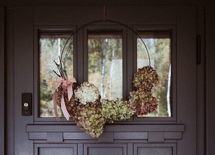 elegant dörrkrans för hösten med hortensior