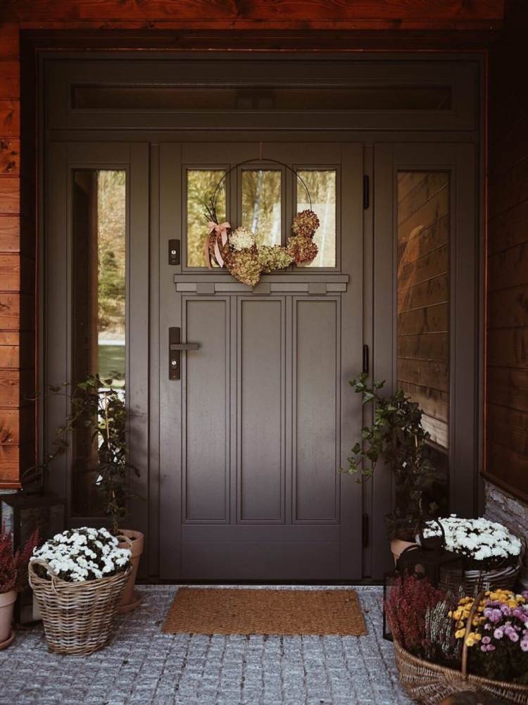 Dekorera husets ingång med vita krysantemum och krans med hortensior