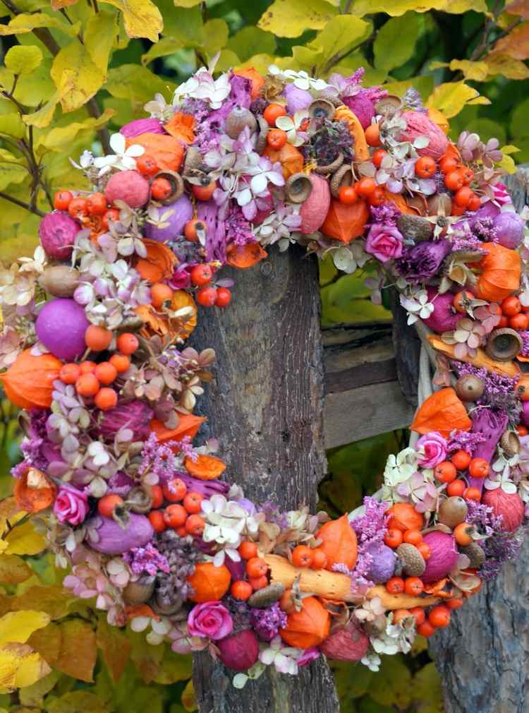 Höstkrans i orange och lila dekorerad med naturmaterial