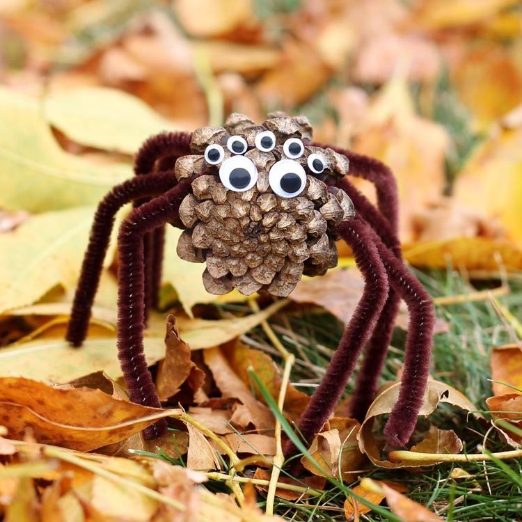 Halloween dekoration med kottar tinker instruktioner för spindel