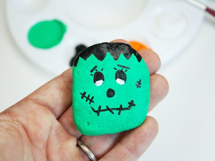 Måla Halloween -dekorationsidéer med stenar som Frankenstein