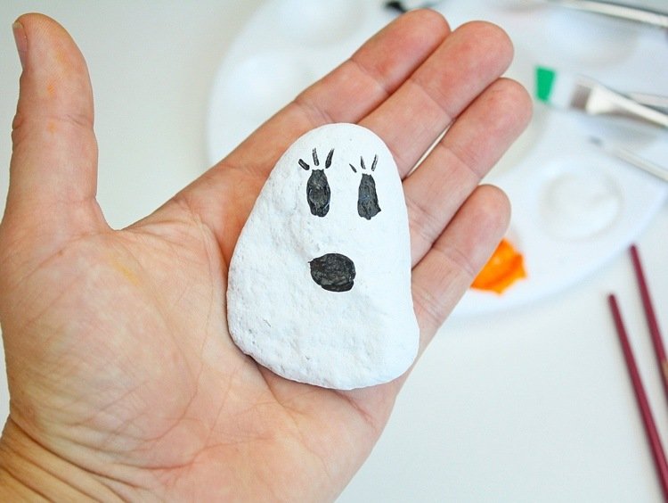 Måla halloweenstenar och skapa din egen spökfigur