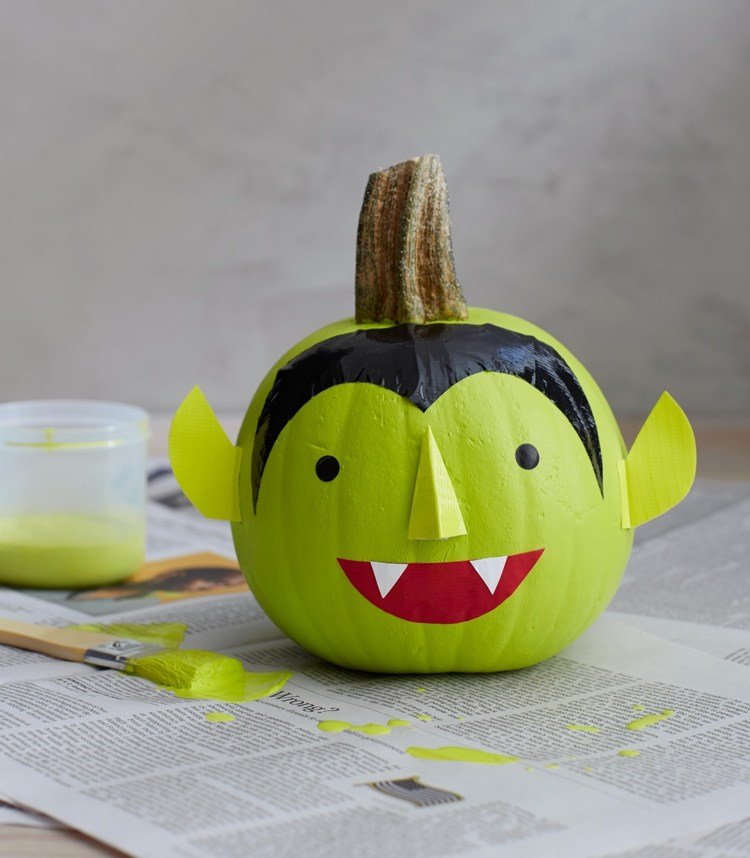Måla pumpor med barn för Halloween Draccula