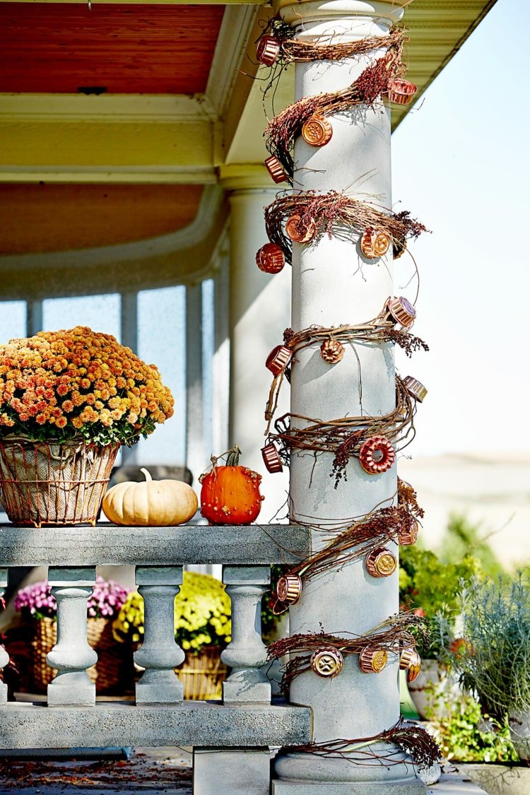Dekorera pelarna på terrasser eller verandor med kransar av vinrankor