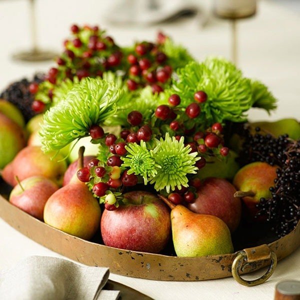 höstfrukter-äpplen-päron-bär-dekoration-bord-mittpunkt