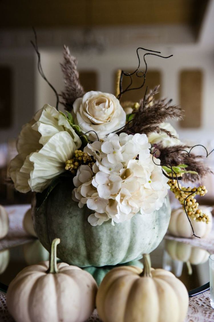 dekorera höstdekoration med hortensianpumpa som vas