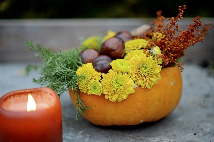 Höstdekoration med pumpor-gör-arrangemang-gul-krysantemum-kastanjer