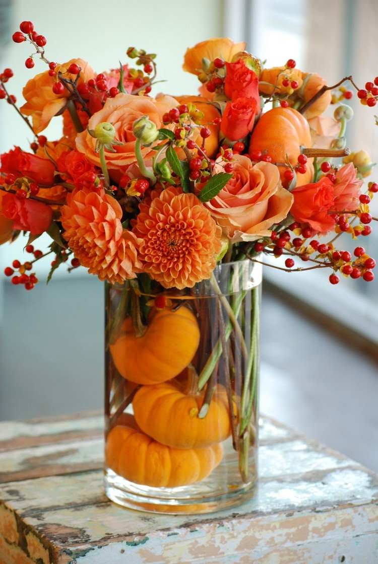 höst-dekoration-kantsten-idéer-glas-vas-vaseblueller-orange-blommor