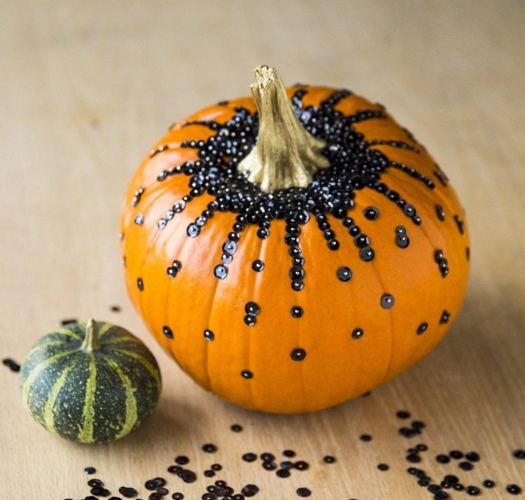 halloween-pumpa-dekorera-svart-paljettpinnar