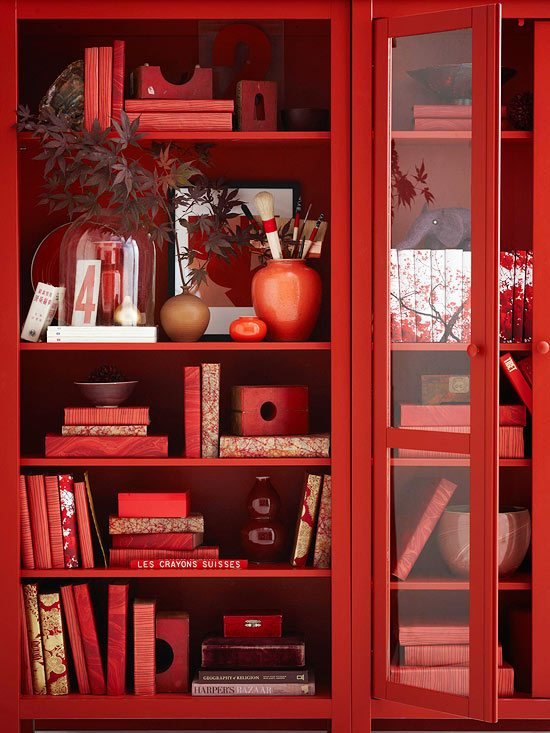 höstdekorationer idé bokhylla böcker packar rött