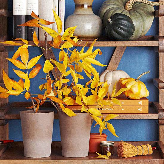 höstdekorationer trollar fram vaser kvistar gyllene blad