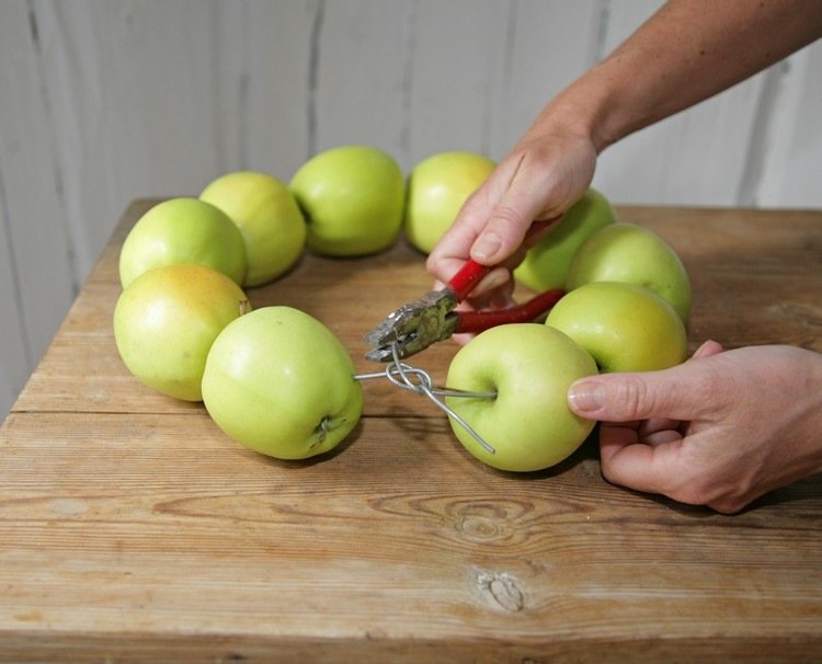 höstkrans-gör-själv-äpplen-trådpluggad