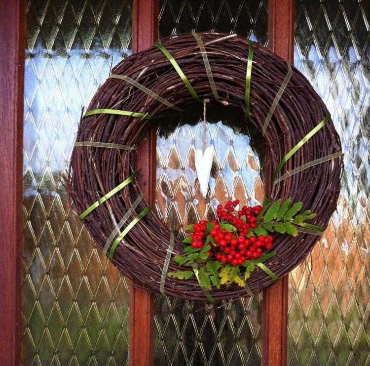höstlig dekoration utanför-dörr-krans-willow-duene-bander-berry gren