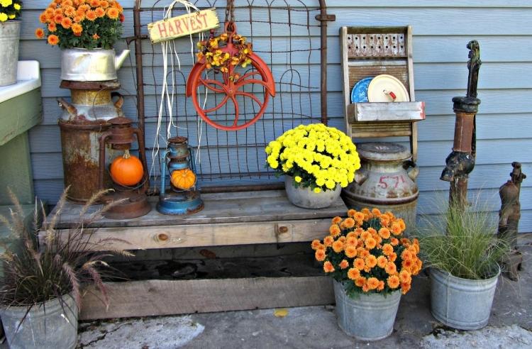 höst-dekoration-utanför-trädgård-metall-hinkar-växter-orange-vintage-begagnade-föremål