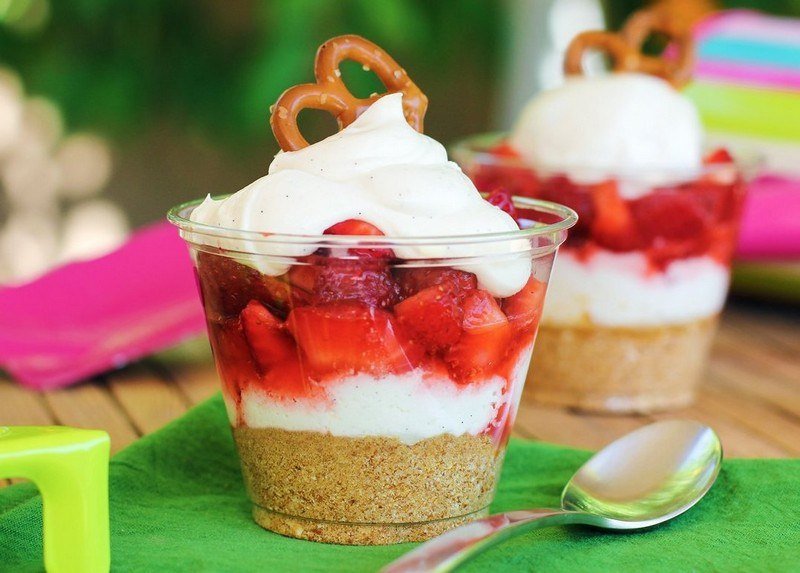 Höst-desserter-glas-jordgubbar-grädde-yoghurt-kringla