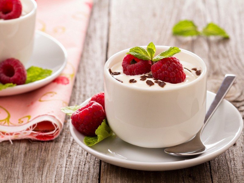 Höst-desserter-bär-yoghurt-mjölk-utsökt-hälsosamt
