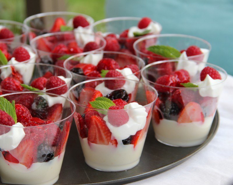 Höst-desserter-glas-bär-juice-pepparmynta-yoghurt-honung