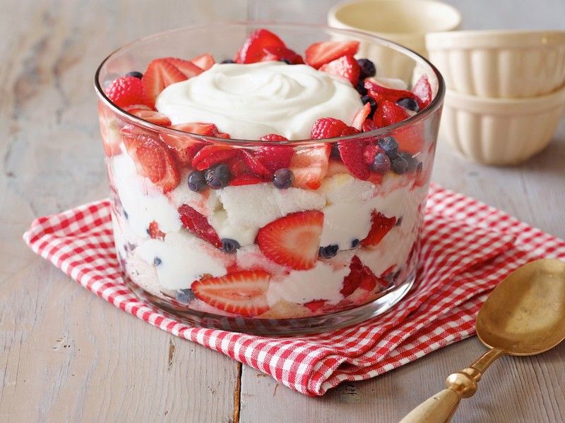Höst-desserter-glas-yoghurt-jordgubbar-blåbär-apelsinjuice