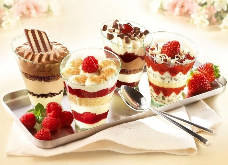 Höst-efterrätter-glas-bär-choklad-grädde