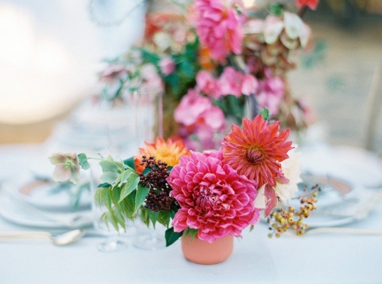 Kombinera dahlior, krysantemum och blåbär med blommor i en liten vas