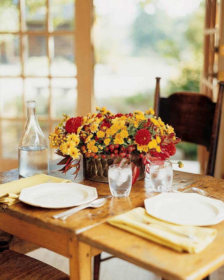 Höstbordsdekoration med dahlior gula krysantemumvarianter Ingefära och guldstryka dahlior och rubinröda rosor ordnar blomsterarrangemang på ett snyggt sätt