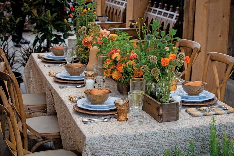 Gör höstens bordsdekorationer med dahlior och pumpor till Thanksgiving själv
