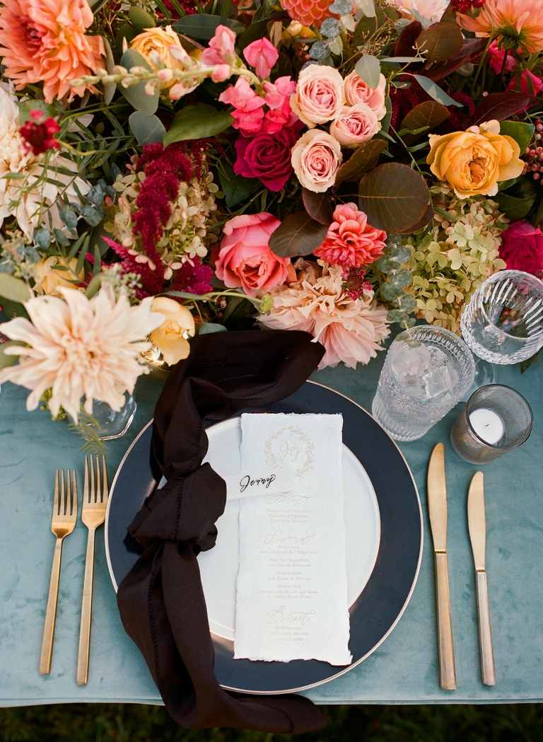 Gör höstbordsdekorationer själv med rosor och dahlior och höstlöv och prydnadsgräs