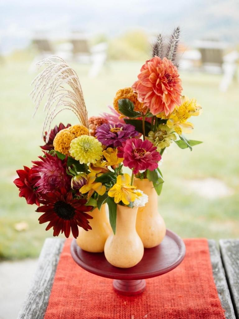 Höstens bordsdekorationer med dahlior blomsterarrangemang i pumpor ordnar idéer för dekorationer till Thanksgiving